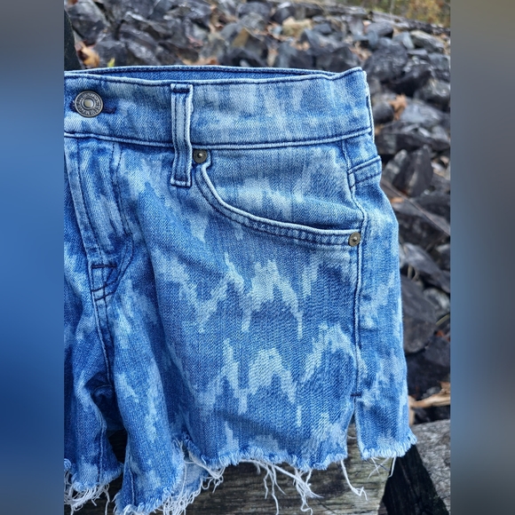 7 for all mankind mid-rise boho print denim shorts - Picture 3 of 5